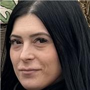 Volksschullehrerin- die Kindern in Deutsch und Mathe helfen kann